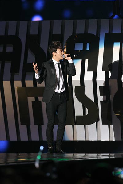 Gambar Foto Chen EXO Tampil Nyanyikan Lagu 'Green Light'