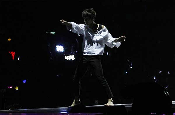 Gambar Foto Penampilan Dance Solo Kai EXO di MAMA 2014