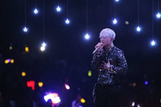 Gambar Foto Taeyang Saat Nyanyikan Lagu 'Eyes, Nose, Lips'