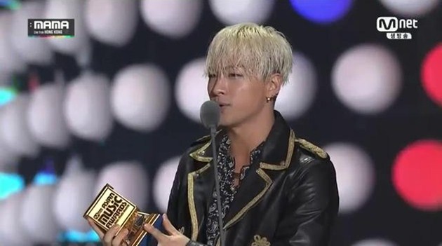 Gambar Foto Taeyang Raih Piala Best Vocal Performance - Male