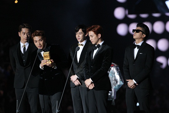 Gambar Foto 2PM Raih Piala Best Music Video
