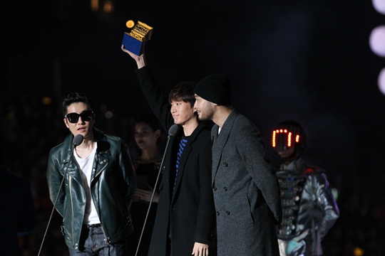 Gambar Foto Epik High Raih Piala Best Rap Performance