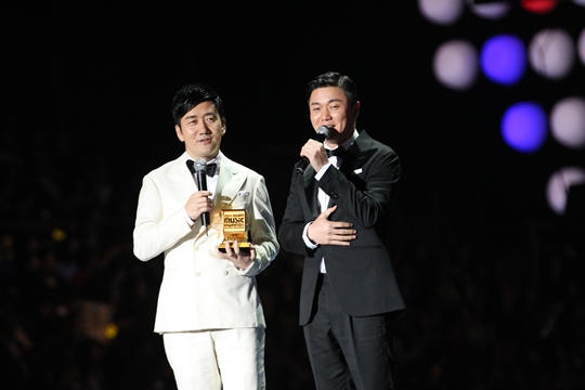 Gambar Foto Chopstick Brothers Raih Piala Favorite Music in China