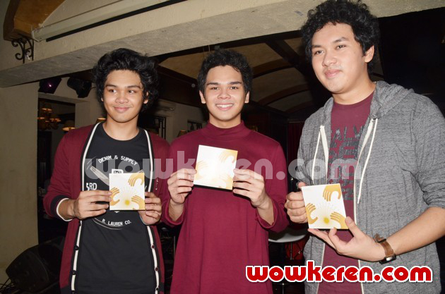 Gambar Foto The Overtunes Saat Perilisan Single 'Dunia Bersamamu'