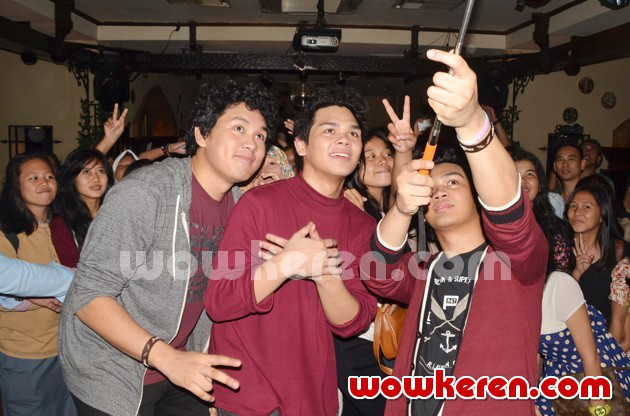 Gambar Foto The Overtunes Saat Perilisan Single 'Dunia Bersamamu'