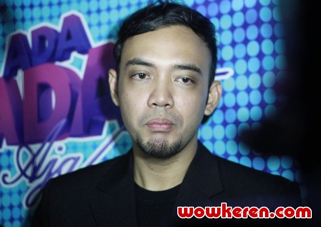 Gambar Foto Sandy Tumiwa Saat Ditemui di Studio AD, Jakarta Selatan