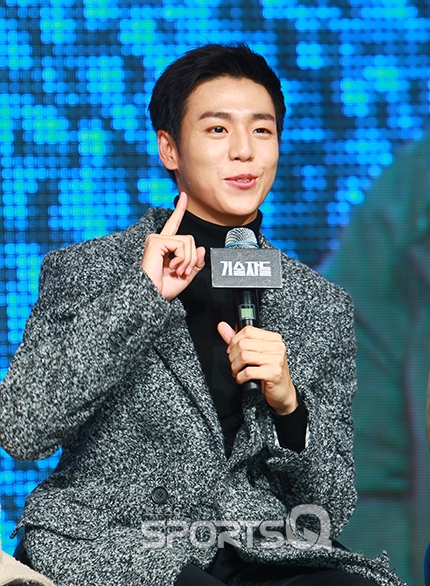 Gambar Foto Lee Hyun Woo di Jumpa Pers Film 'The Technicians'