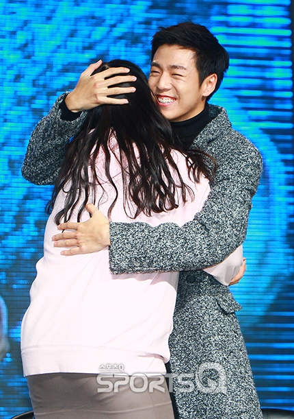 Gambar Foto Lee Hyun Woo Peluk Fans yang Beruntung