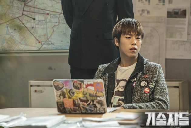 Gambar Foto Berperan Sebagai Hacker Jenius