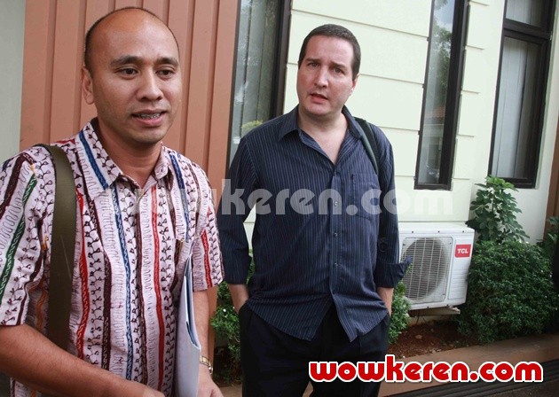 Gambar Foto Mark Hanusz Ditemui di Pengadilan Agama Jakarta Selatan