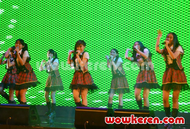 Gambar Foto JKT48 Nyanyikan Lagu 'Papan Penanda Isi Hati'
