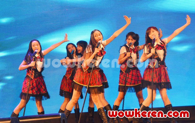 Gambar Foto JKT48 Saat Nyanyikan Lagu 'Heavy Rotation'