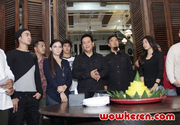 Gambar Foto Syukuran Film Perdana El Rumi Berjudul 'Kampung Zombie'