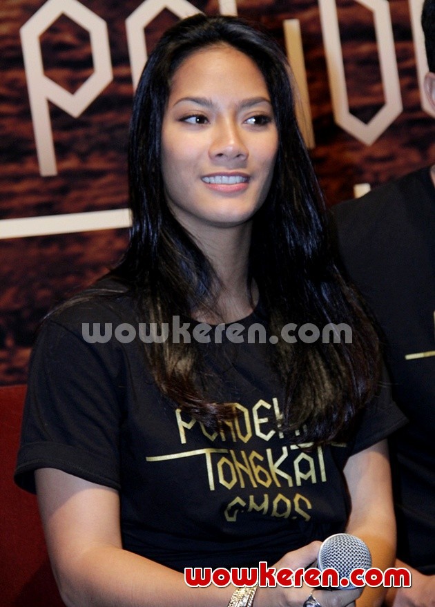 Gambar Foto Tara Basro di Press Conference Film 'Pendekar Tongkat Emas'