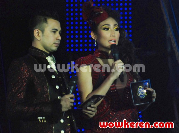 Gambar Foto Raffi Ahmad dan Ayu Dewi di Acara '13 Karya Gemilang Transmedia'