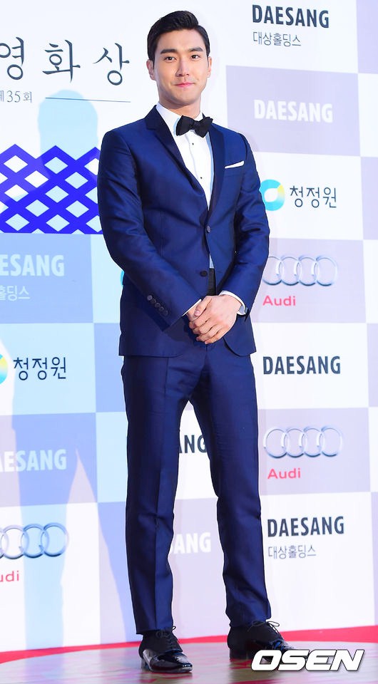 Gambar Foto Choi Siwon Super Junior di Red Carpet Blue Dragon Awards 2014