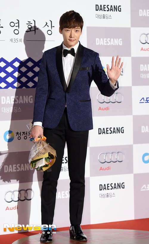 Gambar Foto Choi Jin Hyuk di Red Carpet Blue Dragon Awards 2014