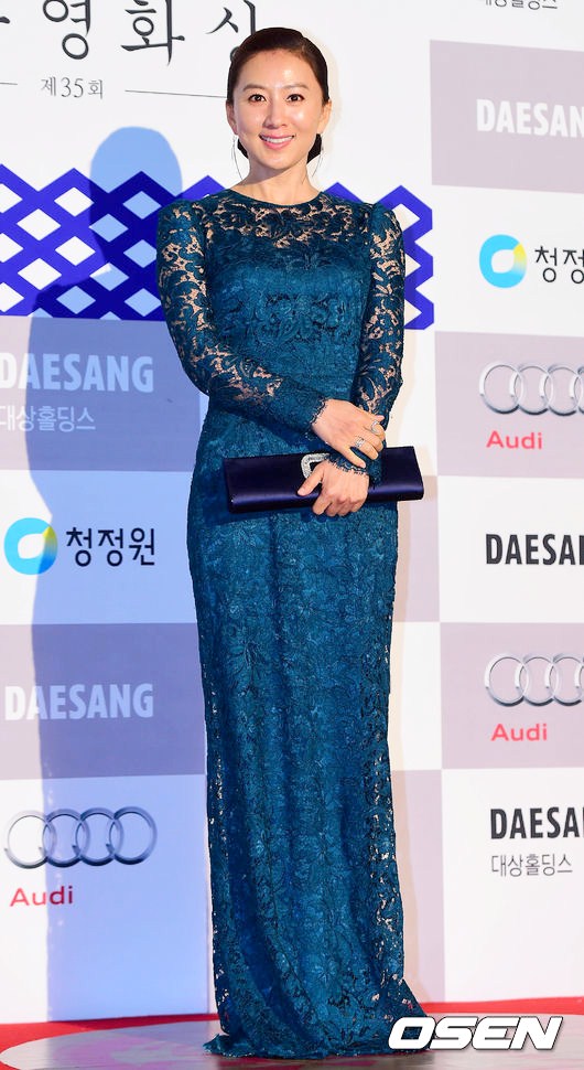 Gambar Foto Kim Hee Ae di Red Carpet Blue Dragon Awards 2014