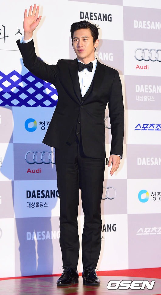 Gambar Foto Ko Soo di Red Carpet Blue Dragon Awards 2014