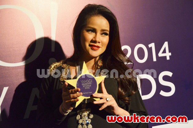 Gambar Foto Olla Ramlan Raih Piala Sexiest Mom