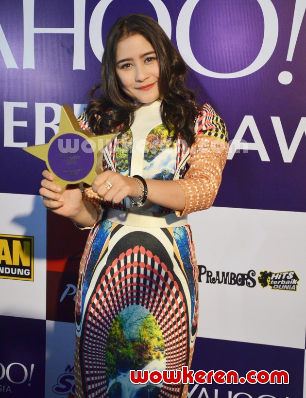 Gambar Foto Prilly Latuconsina Raih Piala Teenage Girl Idol