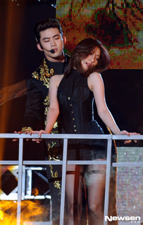 Gambar Foto Penampilan Sunmi dan Taecyeon 2PM Bawakan Lagu 'Full Moon'