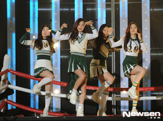 Gambar Foto Red Velvet Saat Tampil Nyanyikan Lagu 'Happiness'