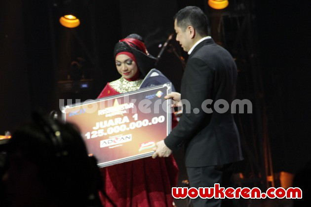 Gambar Foto Saat Penyerahan Hadiah Pada Pemenang 'Rising Star Indonesia' Indah Nevertari