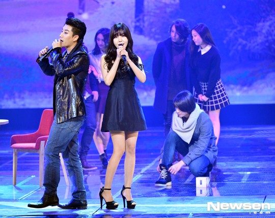 Gambar Foto Raina Orange Caramel dan San E Tampil Nyayikan Lagu 'A Midsummer Night's Sweetness'