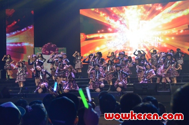 Gambar Foto Kekompakan JKT48 di 'Saya Masih Anak Kecil' Live In Concert