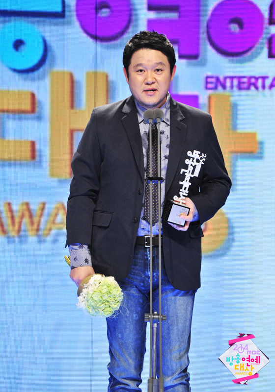 Gambar Foto Kim Gura Raih Piala Special Award - Music/Talk Show