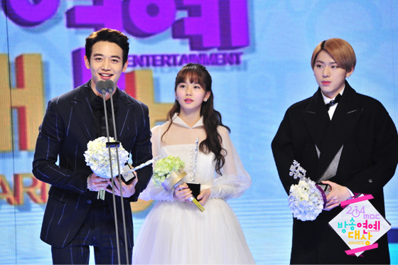 Gambar Foto Minho SHINee, Kim So Hyun dan Zico Block B Raih Piala Popularity Award - Music/Talk Show