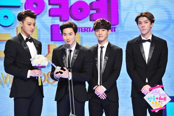 Gambar Foto EXO Raih Piala Popularity Award - Singers