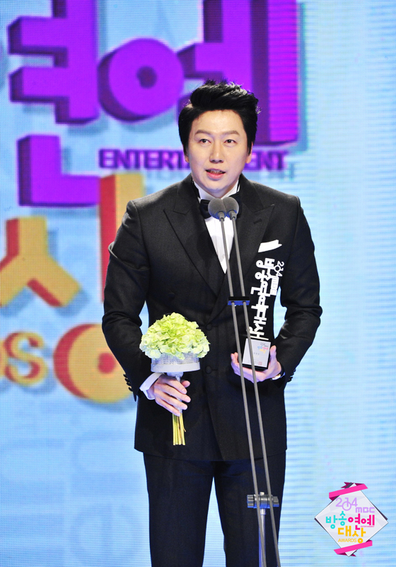 Gambar Foto Kim Soo Ro Raih Piala Friendship Award