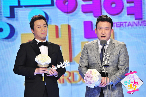 Gambar Foto Jung Jun Ha dan Seo Kyung Suk Raih Piala High Excellence Award - Variety Shows