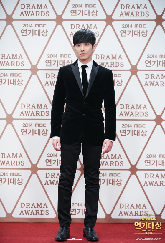 Gambar Foto Lee Joon di Red Carpet MBC Drama Awards 2014