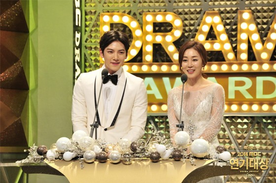 Gambar Foto Ji Chang Wook dan Moon Jung Hee di MBC Drama Awards 2014
