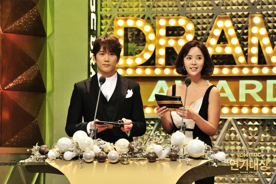 Gambar Foto Ji Sung dan Hwang Jung Eum di MBC Drama Awards 2014