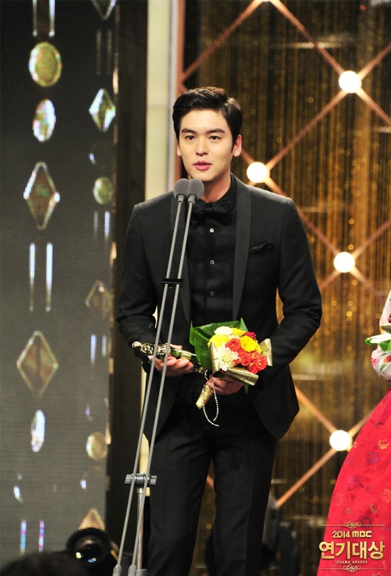 Gambar Foto Lee Jang Woo Raih Piala Excellent Actor/Actress in a Serial Drama