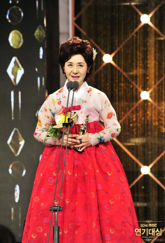 Gambar Foto Kim Hye Ok Raih Piala Golden Acting Award for Actor/Actress