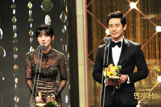 Gambar Foto Jang Nara dan Shin Ha Kyun Raih Piala Popularity Award