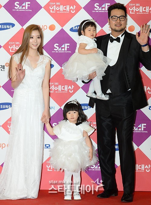 Gambar Foto Keluarga Kim Tae Woo di Red Carpet SBS Entertainment Awards 2014