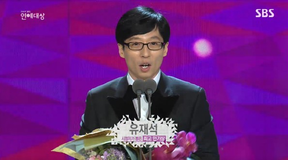 Gambar Foto Yoo Jae Seok Raih Piala Viewer's Choice Most Popular Star Award