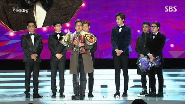 Gambar Foto Acara 'Running Man' Raih Piala Viewer's Choice Best Program