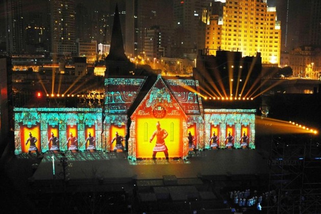 Gambar Foto Pertunjukan Video Mapping Meriahkan Malam Tahun Baru 2015 di Shanghai, Tiongkok