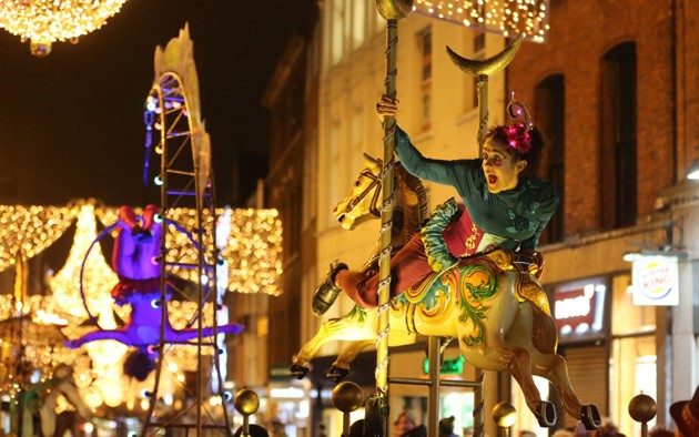 Gambar Foto Atraksi Akrobatik Meriahkan Pergantian Tahun di Dublin, Irlandia