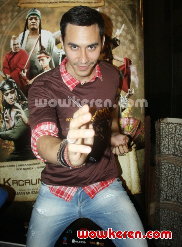 Gambar Foto Darius Sinathrya di Launching Akademi Sepakbola FCB Escola