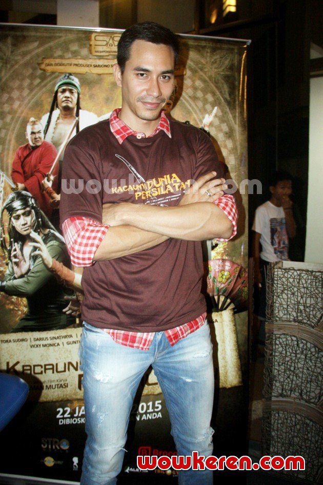 Gambar Foto Darius Sinathrya di Jumpa Pers Film 'Kacaunya Dunia