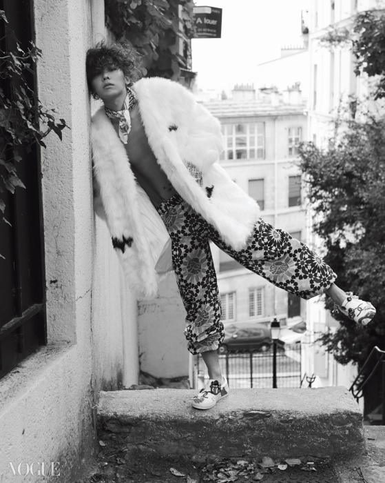 Gambar Foto G-Dragon Bergaya dengan Jaket Bulu