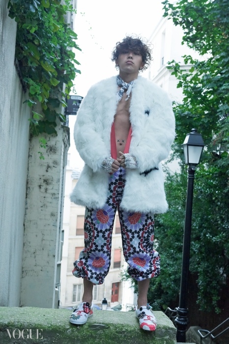Gambar Foto G-Dragon Pamer Dada di Majalah Vogue Edisi Januari 2015